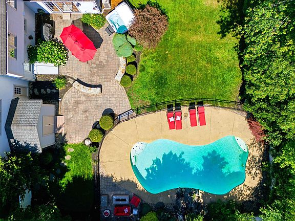 3rd image of 9 Tennyson Drive