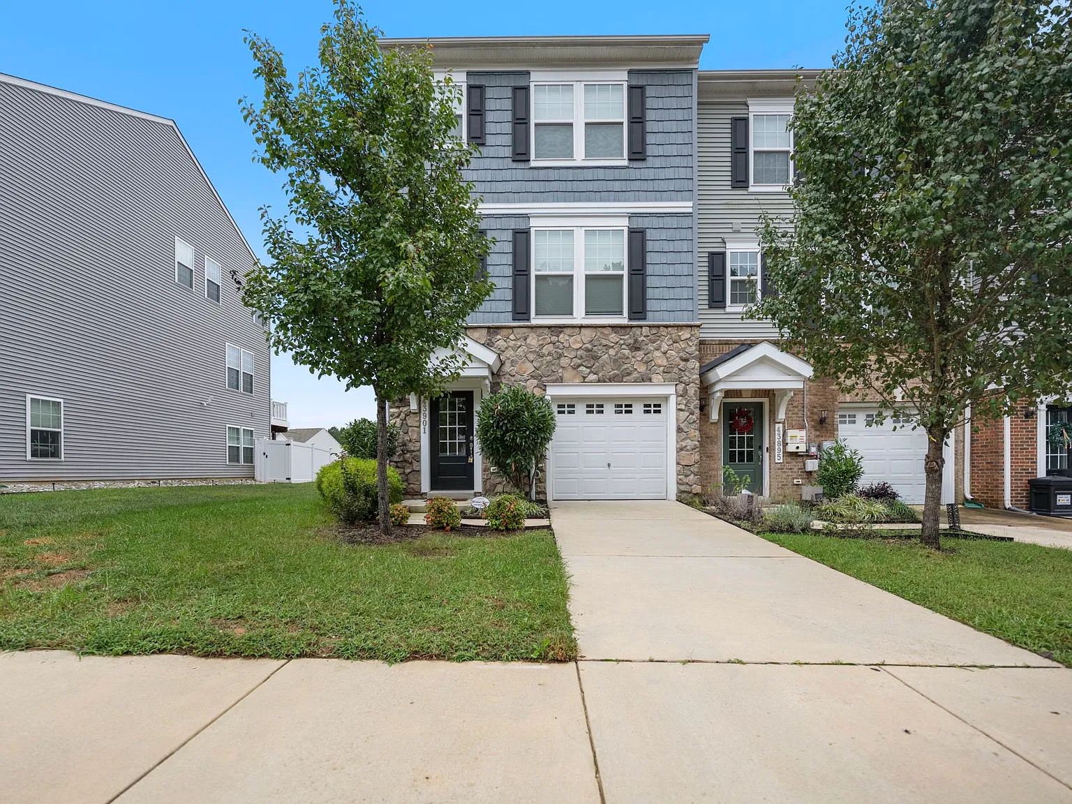 3 bed, 3.5 bath, 2200 sqft, $2,900 — Photo 1