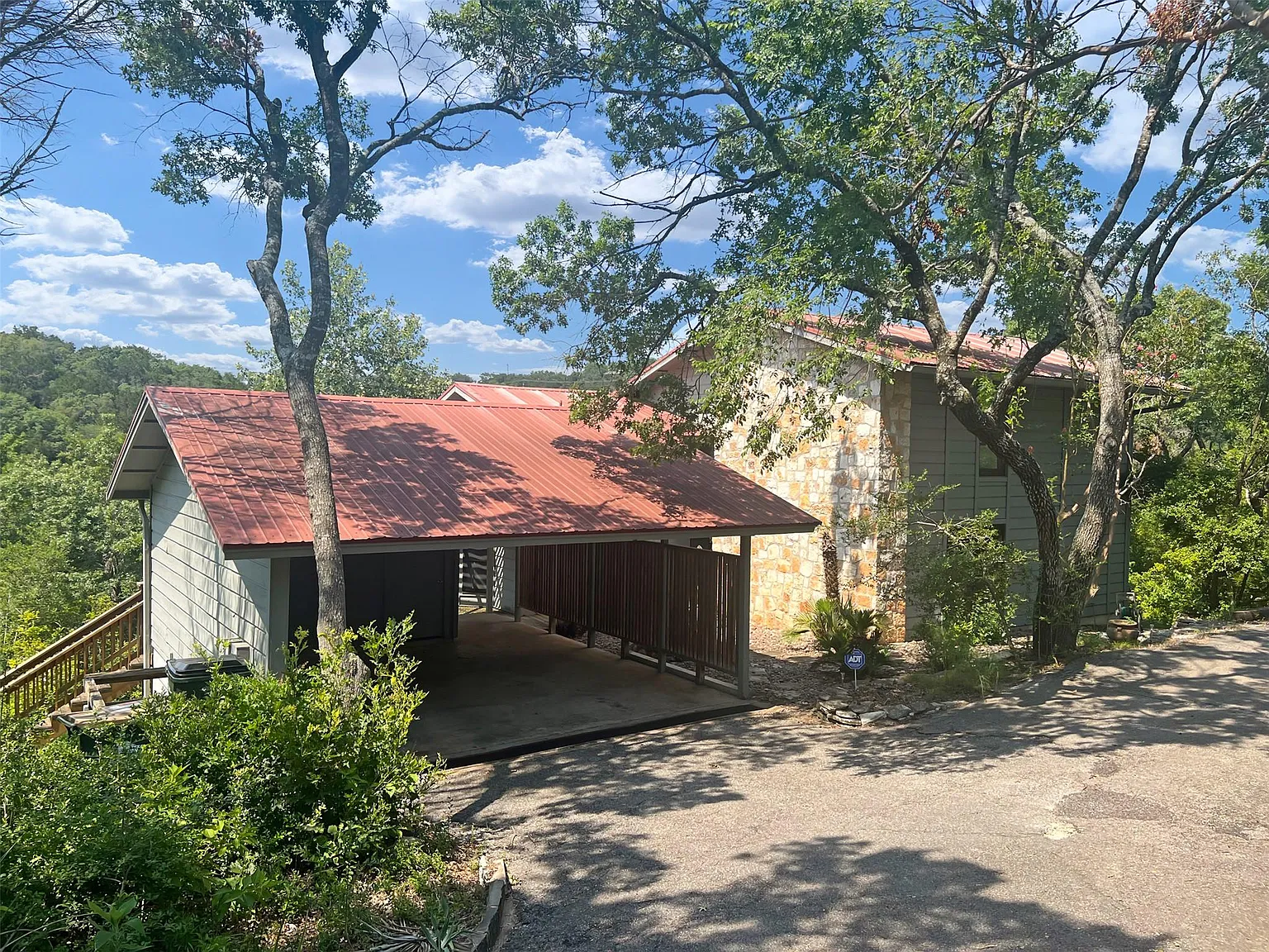 3 bed, 2.0 bath, 2318 sqft, $3,100 — Photo 1