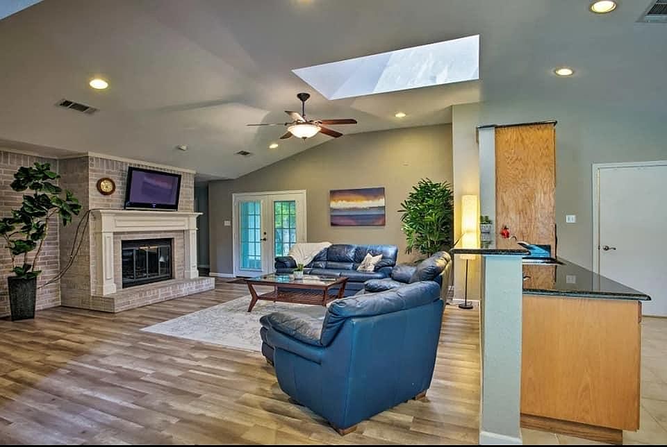 1st image of 2102 Linda Ln