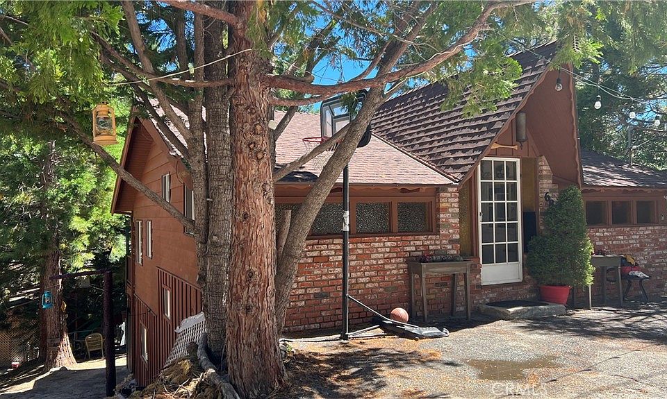 1st image of 689 Dahlia Dr