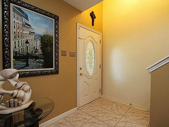 Nice 2 Story Entry w/Laminate on Stairs & Hallway