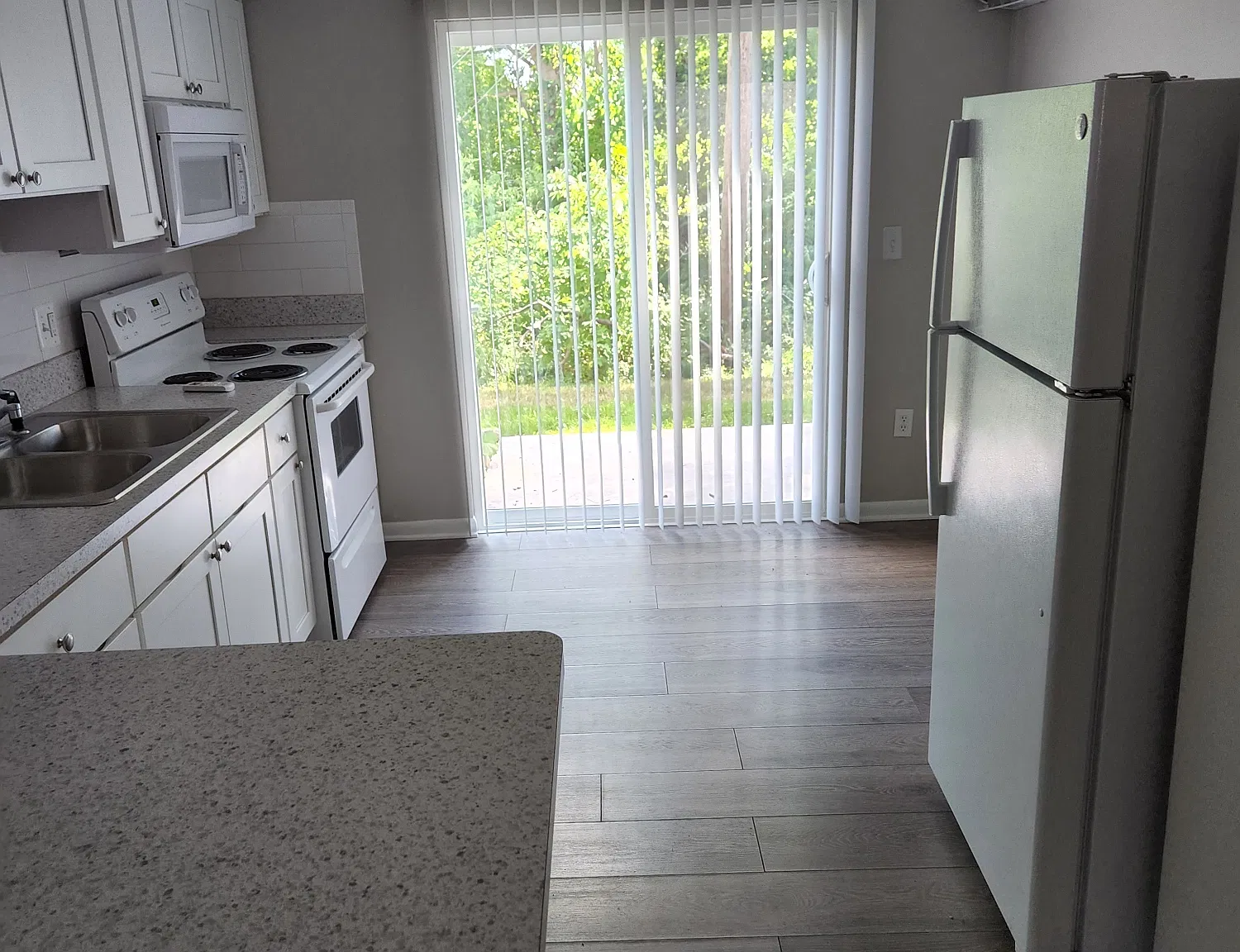 2 bed, 700 sqft, $1,595 — Photo 2