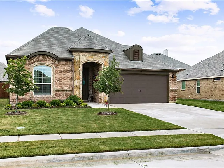 260 Hilltop Dr — Photo 1