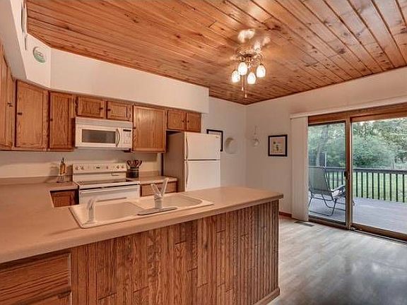 Kitchen walks out to Deck