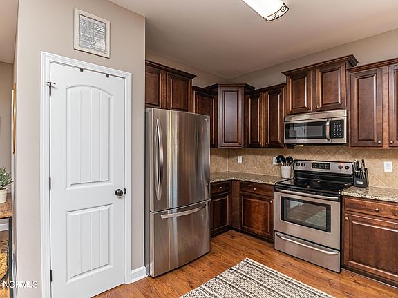 5th image of 221 Ingram Fields Dr