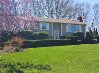 17 Briarwood Ln, Branford, CT 06405