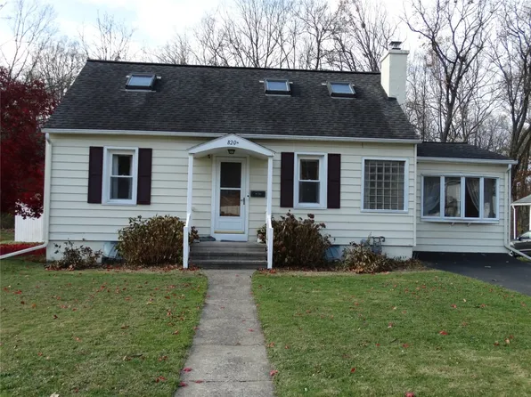 820 N Circle Dr, Vestal, NY 13850