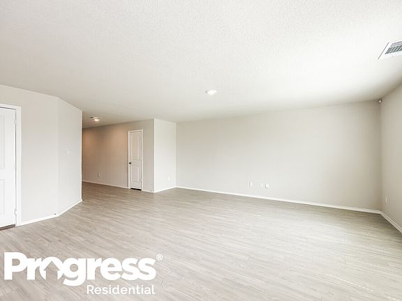 5th image of 132 Hollywood Dr