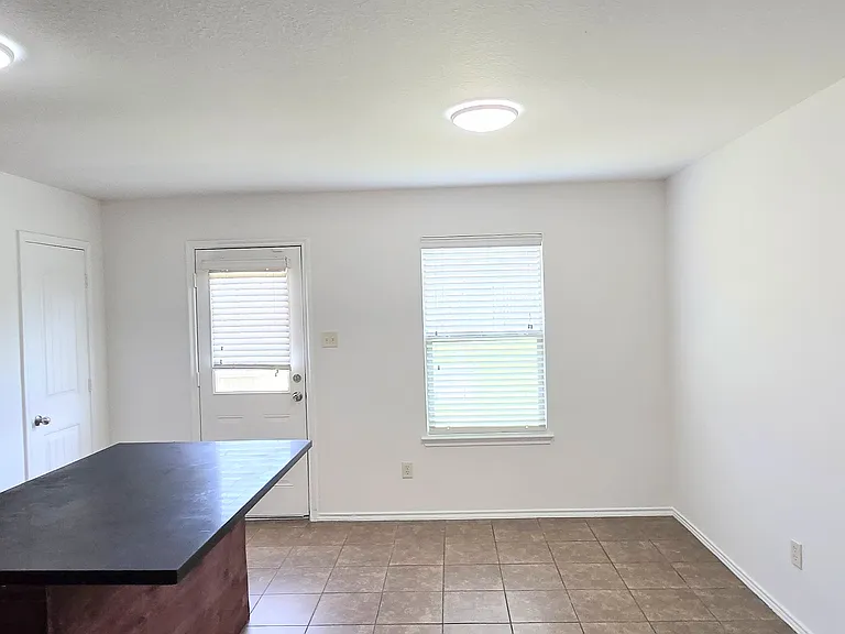 323 Vernon St — Photo 5