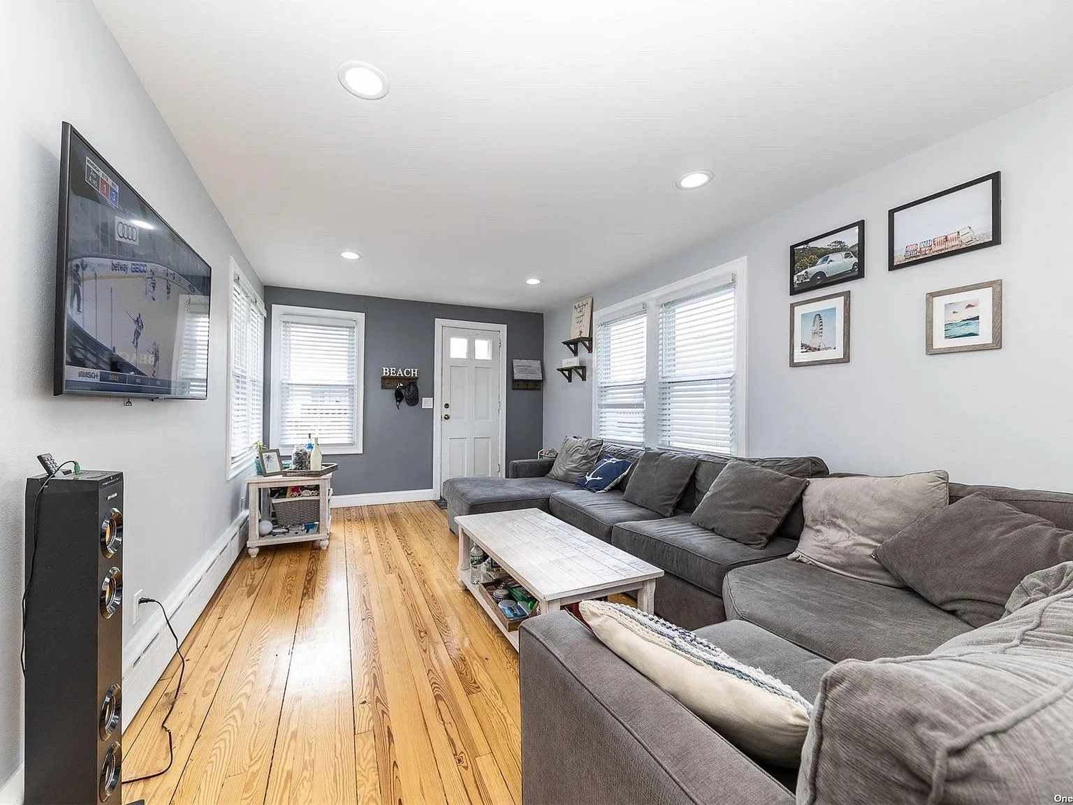 3 bed, 952 sqft, $4,300 — Photo 2