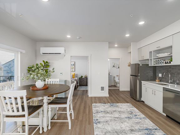 5th image of 1021 Walla Walla Ave #B-405