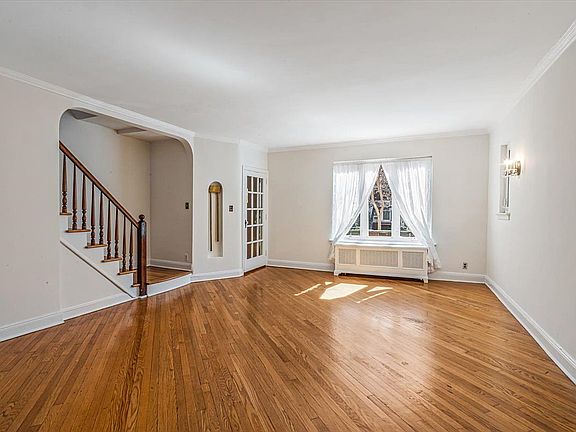 5th image of 2566 47th St