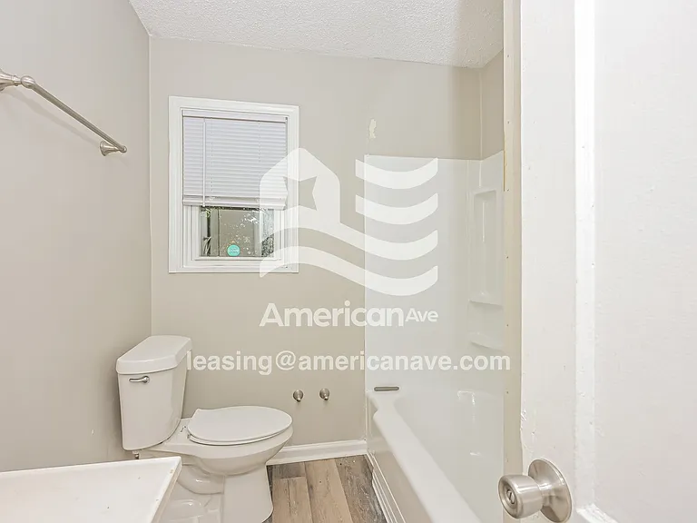 1237584_009_main_bathroom_9.jpg