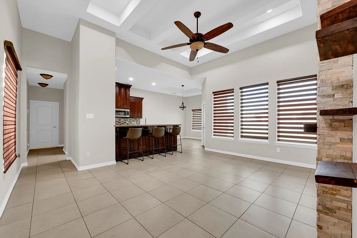 3 bed, 2.0 bath, 1595 sqft, $1,950 — Photo 2