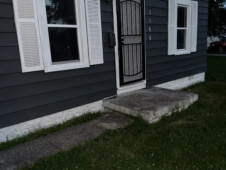1180 N Summit Ave — Photo 33