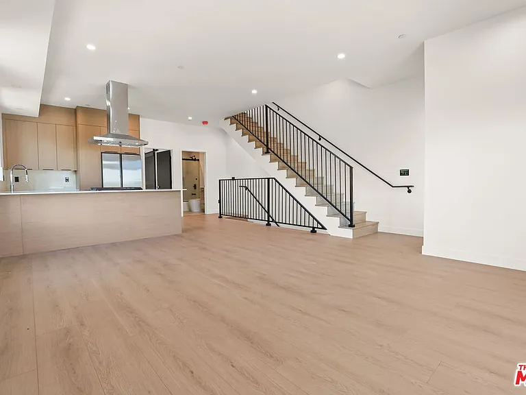 2135 S Longwood Ave #1/2 — Photo 5
