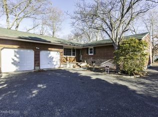 41 Laurel Ave, East Islip, NY 11730