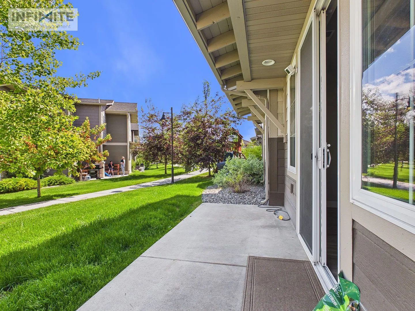 Spacious 4-Bedroom End-Unit Townhome with Two Primary Suites Dog Friendly! — Photo 2