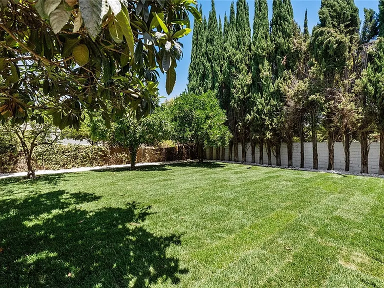 19701 Blythe St — Photo 5
