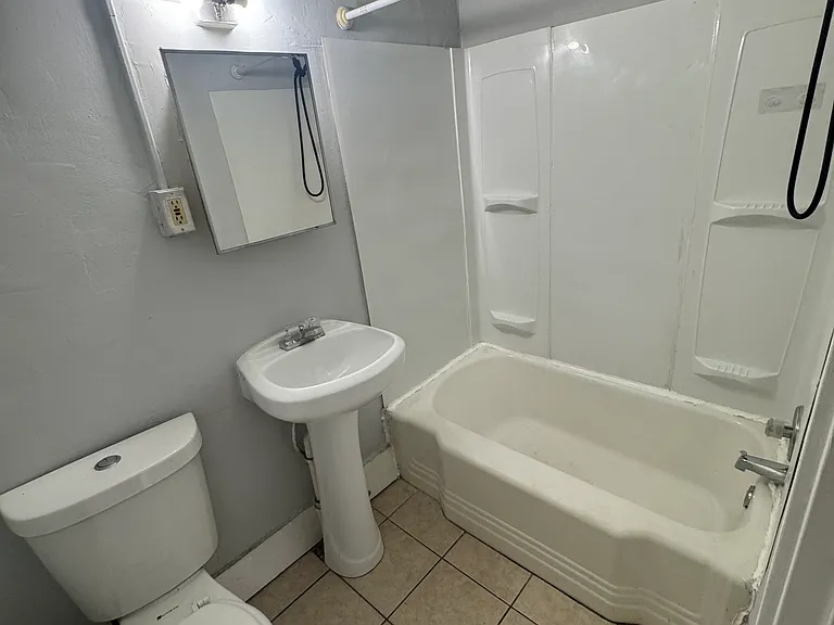 1521 Wakeling St #1R — Photo 8