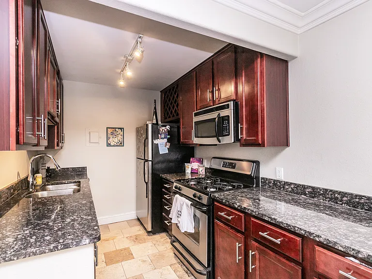 700 E 8th St #14G — Photo 4