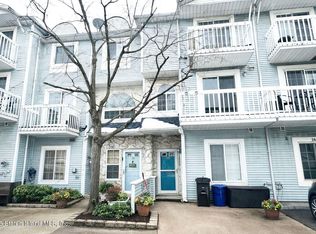36 Country Dr N, Staten Island, NY