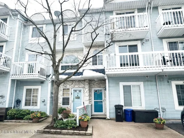36 Country Dr N, Staten Island, NY 10314