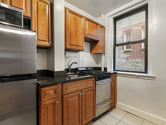 4th image of 205 W 10th St APT 3E