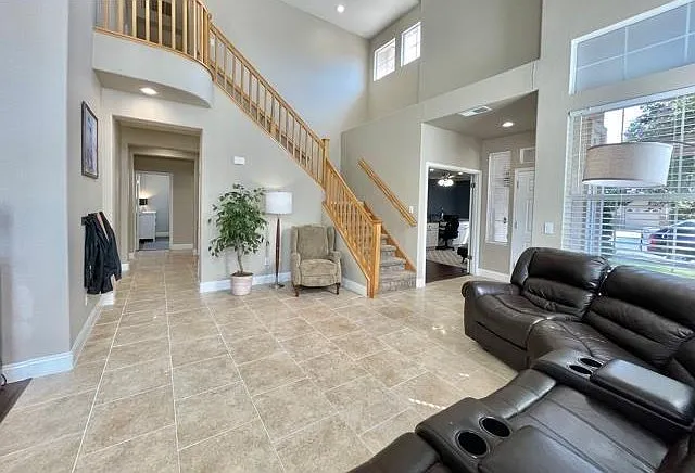 709 Thompsons Dr — Photo 3