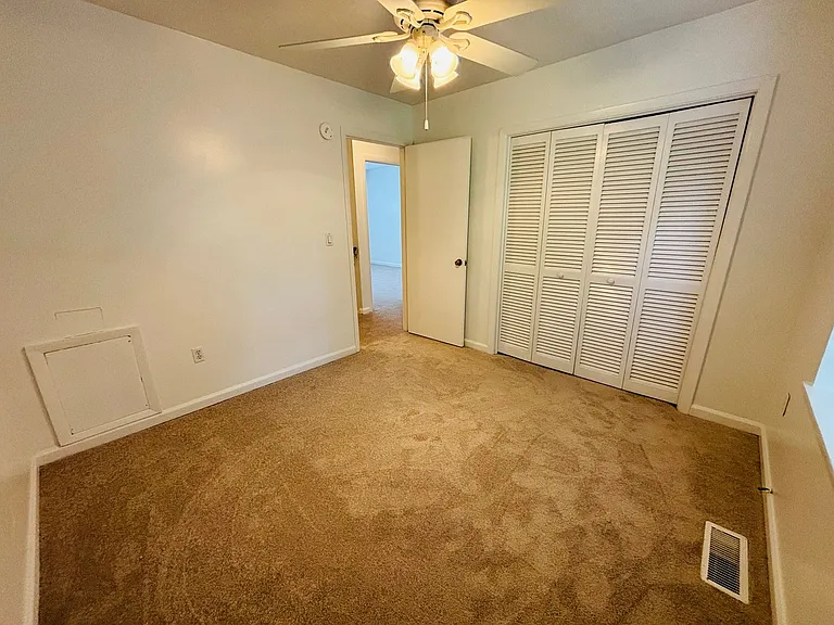 103 Huntington Ln — Photo 16