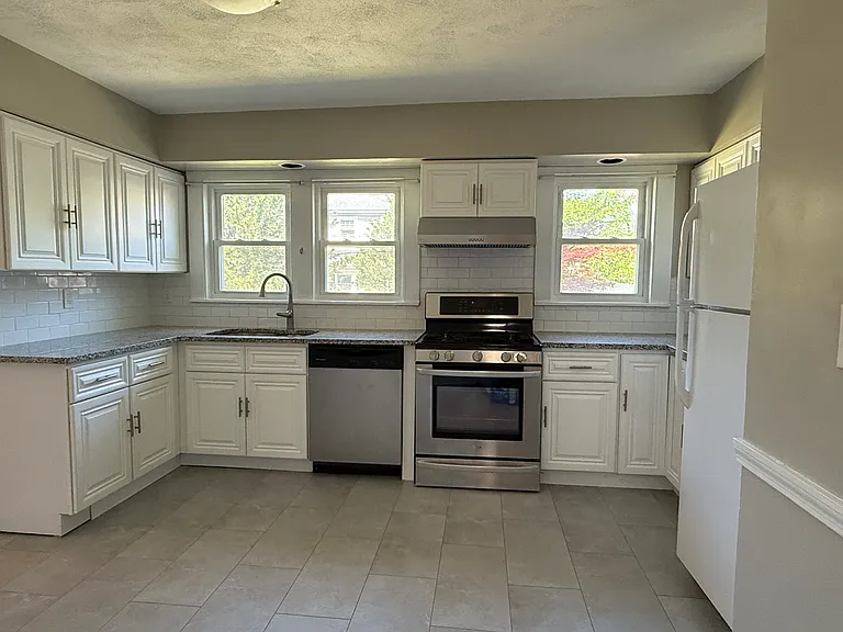 1639 Washington St — Photo 2