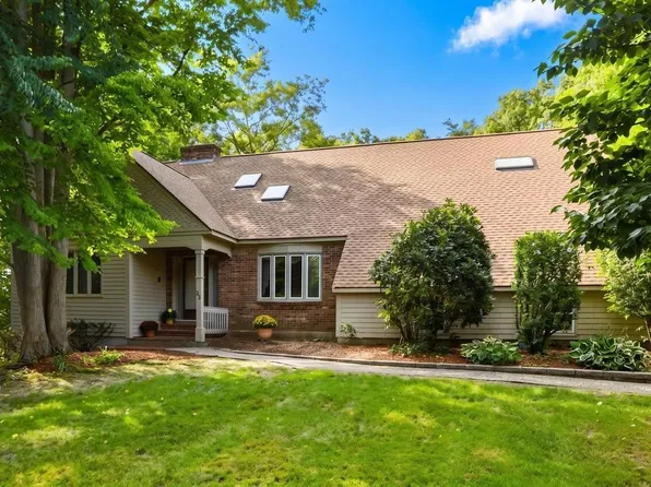 35 Hyacinth Drive, Nashua, NH 03062