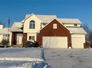 545 Evergreen Ln, Robins, IA 52328