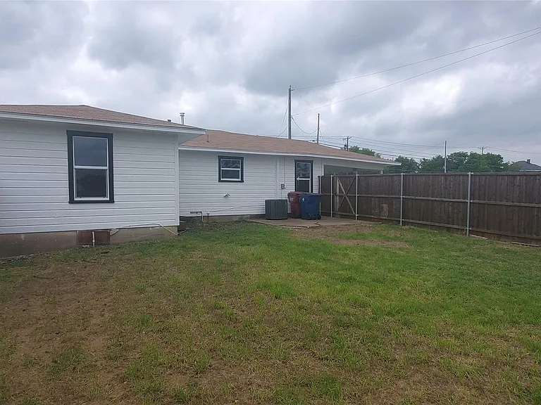 1237 S Waco St — Photo 3