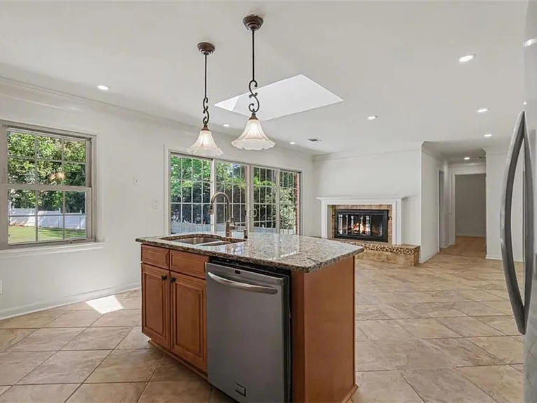 3582 Cloudland Dr — Photo 10