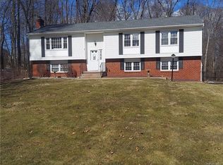61 Thornhill Dr, Pleasant Valley, NY 12569