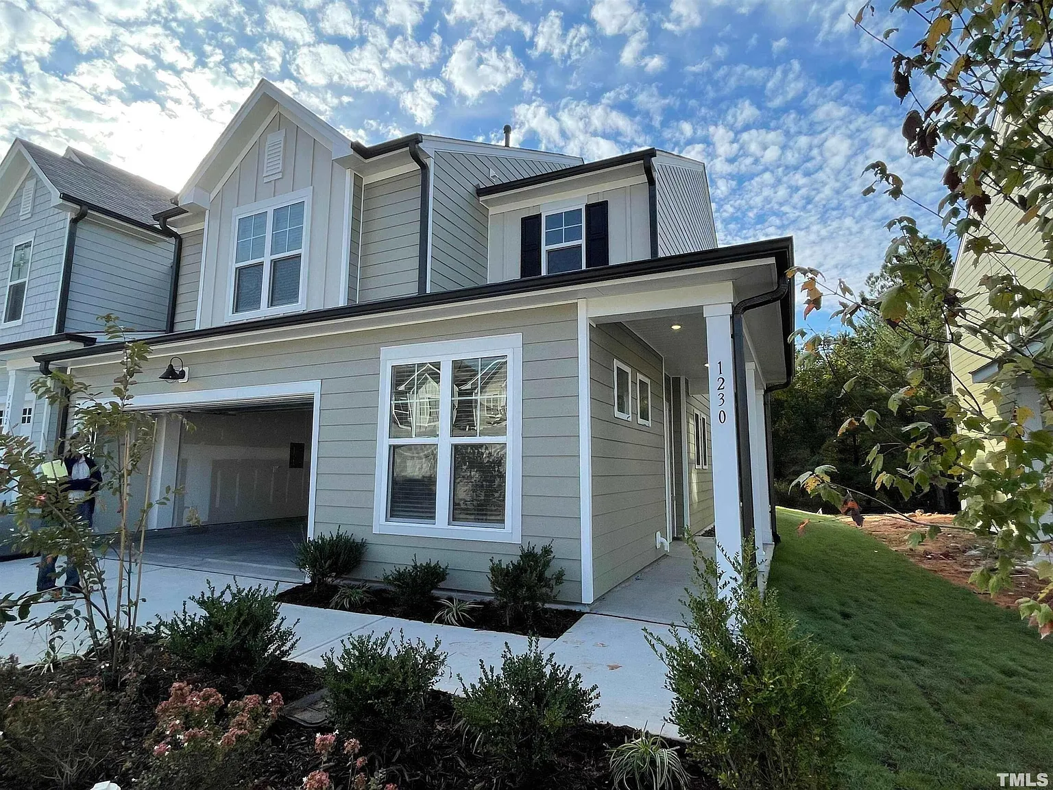 3 bed, 2.5 bath, 1979 sqft, $2,200 — Photo 2