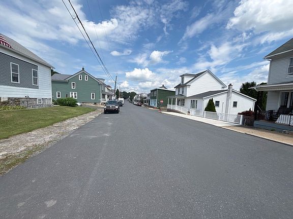 Exterior Neighborhood (street photo)
