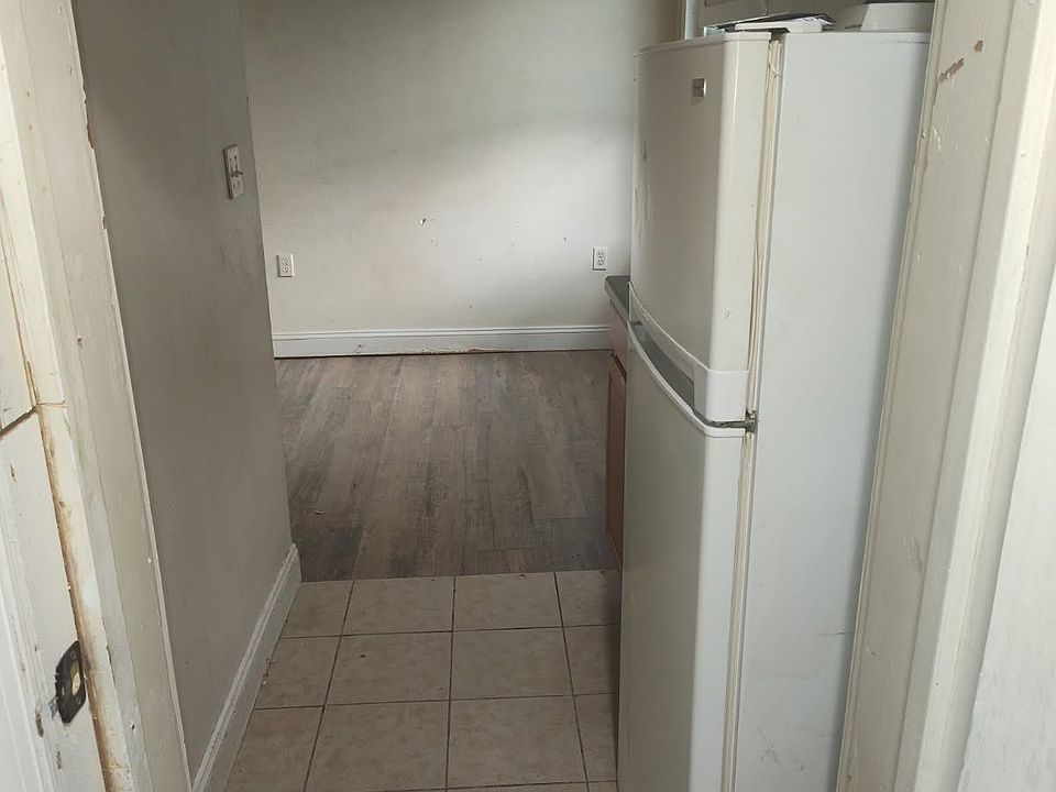 2nd image of 212 W Martin St #3