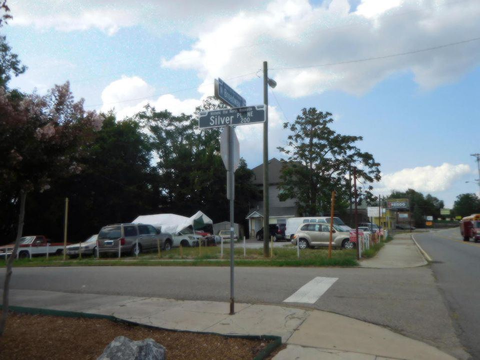 2nd image of 933 N Broadway St