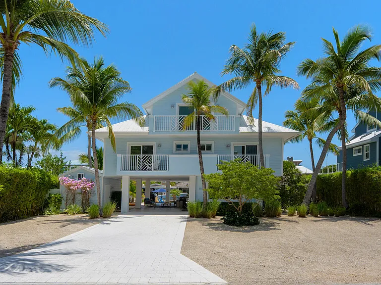 153 Valencia Dr — Photo 2