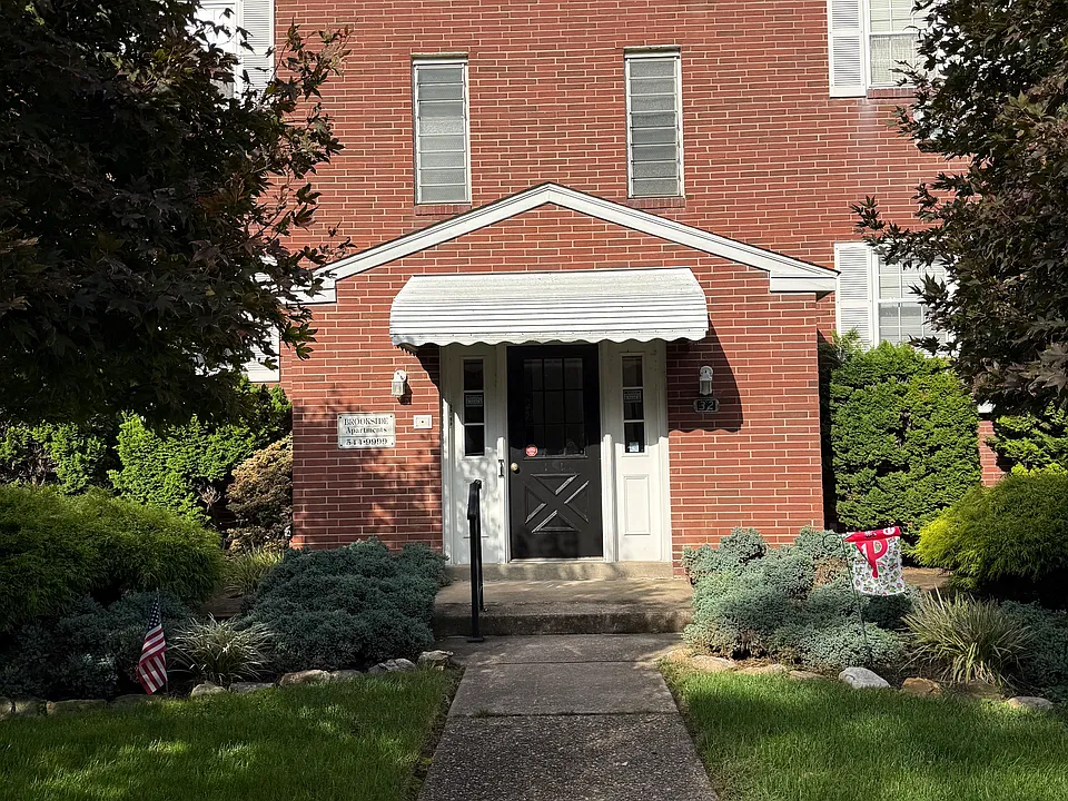 32 S Brookside Rd #1L