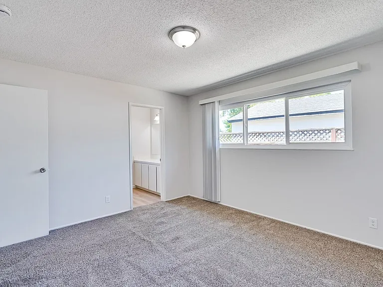 6063 Pineland Ave — Photo 35
