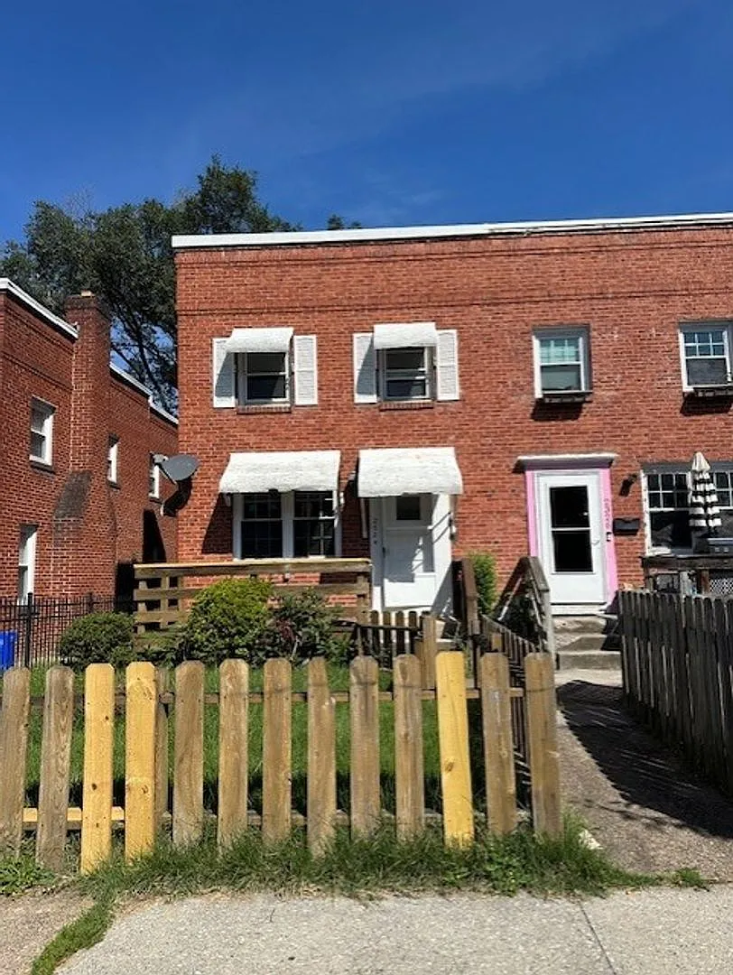 Located in Harrisburg, PA, this 3-bedroom, 1-bathroom home offers convenient everyday living with... — Photo 1