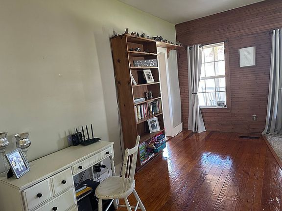 5th image of 102 Pickering St