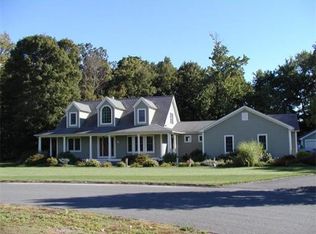 8 Woodridge Cir, Hatfield, MA 01038