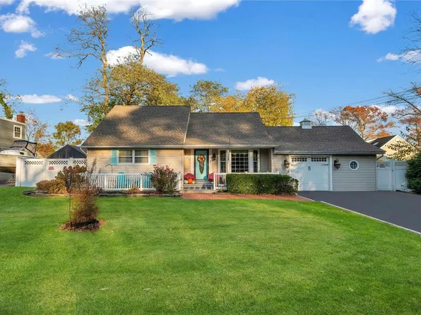 133 Connetquot Road, Oakdale, NY 11769
