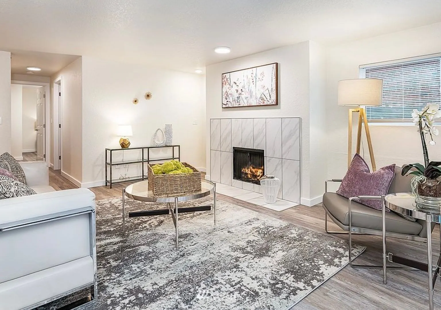 Light Filled Remodeled Condo w/ Secure Parking - Queen Anne — Photo 1