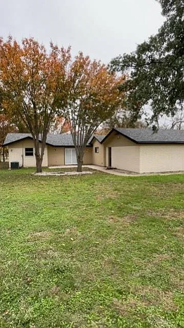 3 bed, 2.0 bath, 1914 sqft, $1,900 — Photo 2